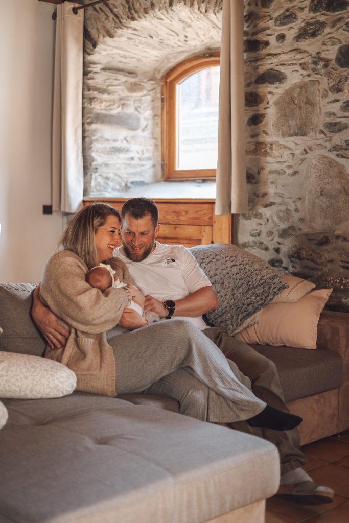 Séance photo naissance à domicile, photographe famille, photo douce et naturelle