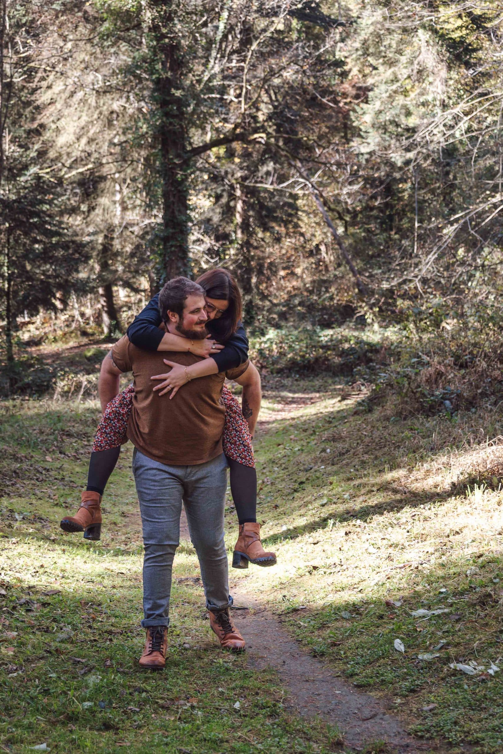 séance photo couple lors d'une séance engagement pour leur mariage