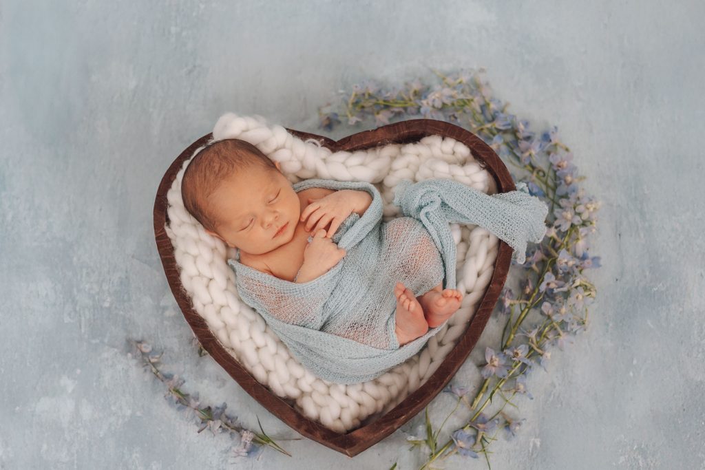 séance photo nouveau né, décors personnalisé dans un beau coeur en bois, Sandrine Afonso photographe naissance