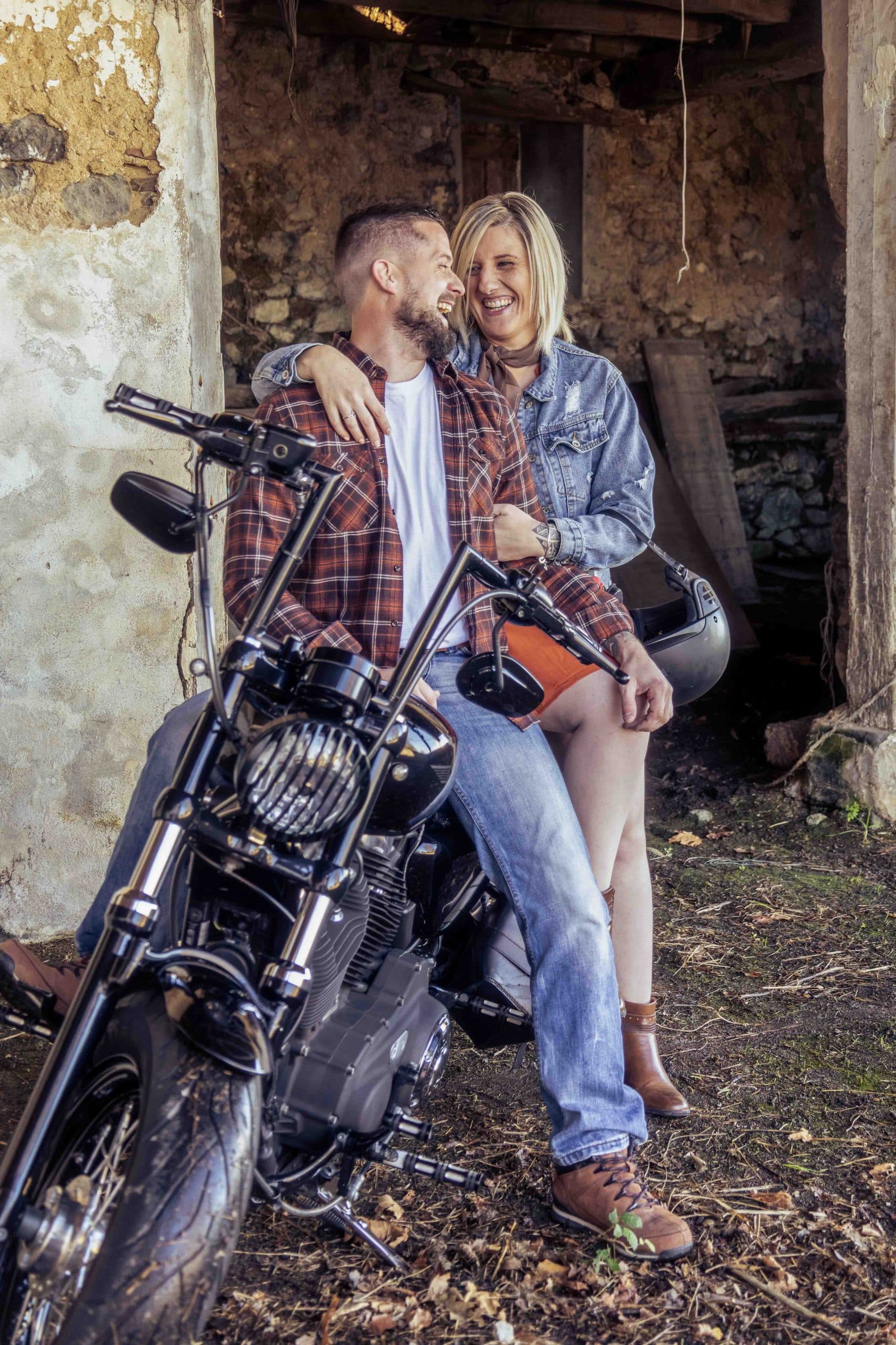 séance photo engagement, photo de futurs mariés motard photographe mariage 64