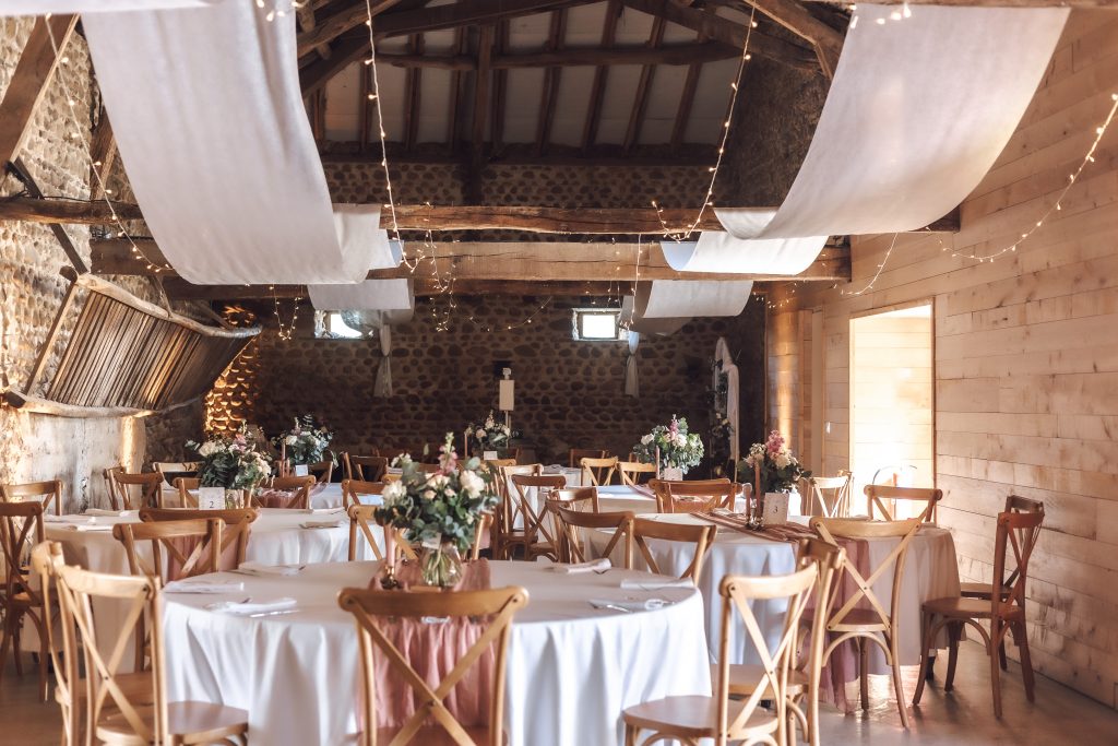 photo de mariage de la décoration des tables au domaine du belvédère à Tournay