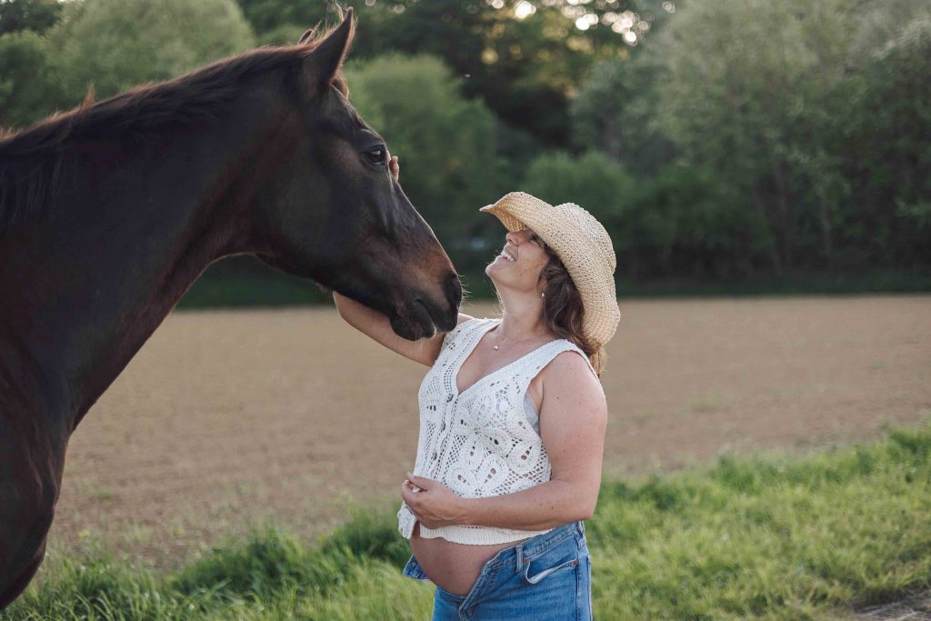 photographie femme enceinte avec son cheval, photographe de grossesse à Tarbes