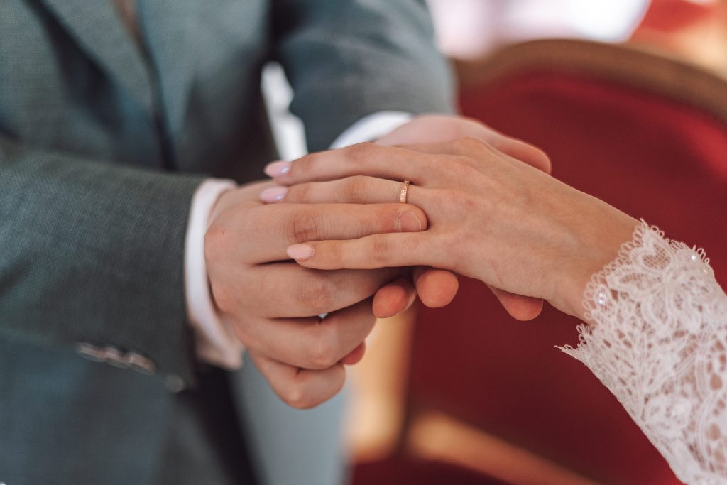 photo des Alliances, cérémonie civile à la mairie de Tarbes lumière naturelle. photographe de mariage à tarbes Sandrine Afonso