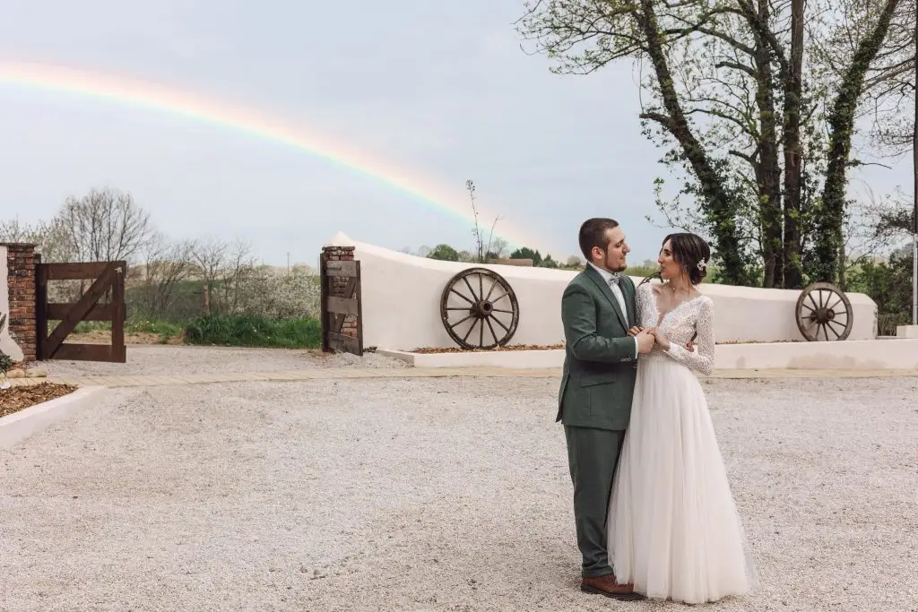 photo de mariage à Tournay au belvédère, avec ces jeunes mariés et un bel arc en ciel