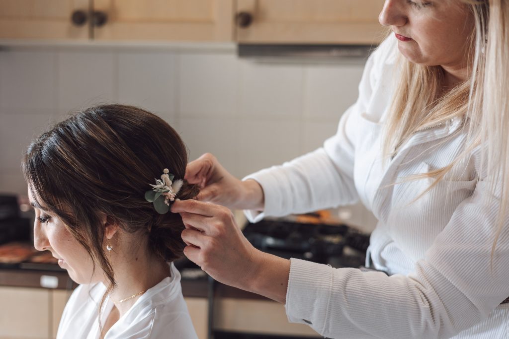 Photographe de mariage tarbes, photo photo coiffure de la mariée par Charlotte Molina