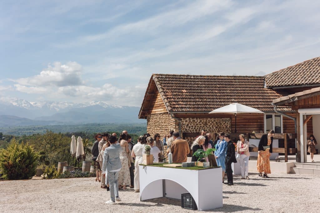 photographe de mariage dans les pyrénées, Tarbes Vue dégagée sur les montagnes depuis le Domaine du Belvédère.