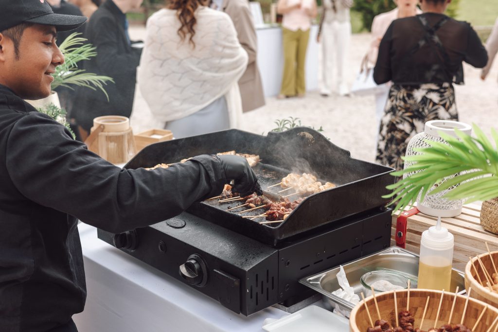 photo de mariage du vin d'honneur d'un Stand plancha de Jardin et Saveur en extérieur au Belvédère.