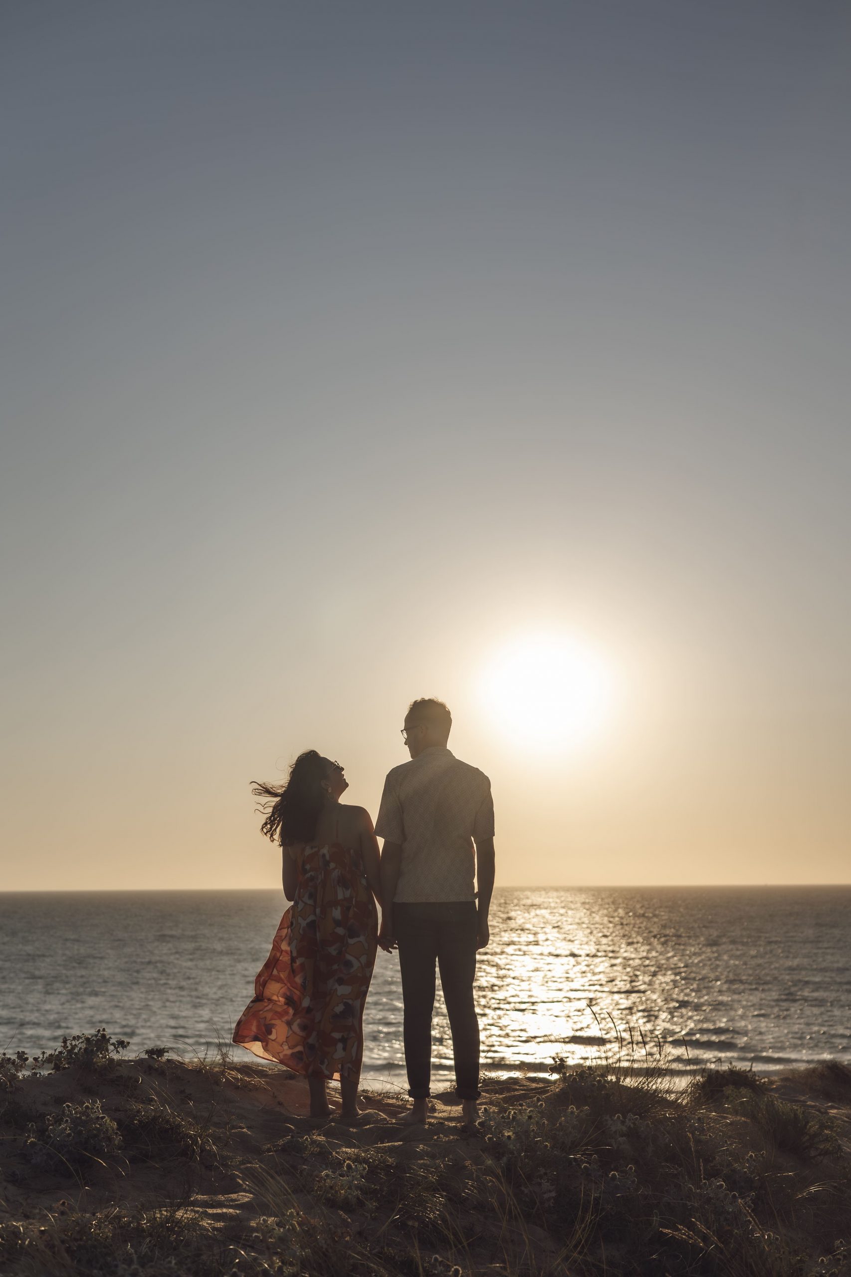 Spontanéité et complicité sur la plage de Labenne, avec la chapelle en toile de fond.