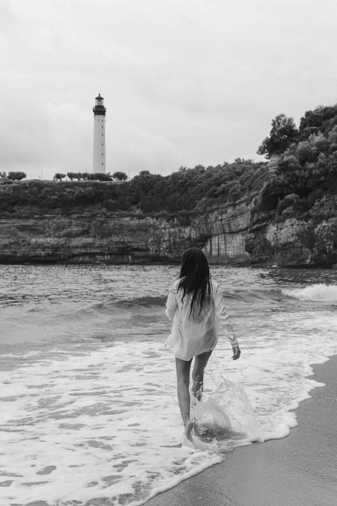 Séance photo femme sandrine afonso photographe professionnel féminine à la plage, portrait intimiste, mettant en valeur la beauté naturelle et la confiance en soi.