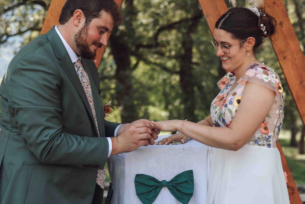 Photographe mariage Sud-Ouest capture l’émotion des mariés Marine et Bastien échangent leurs alliances lors de leur cérémonie laïque à Beaucens.