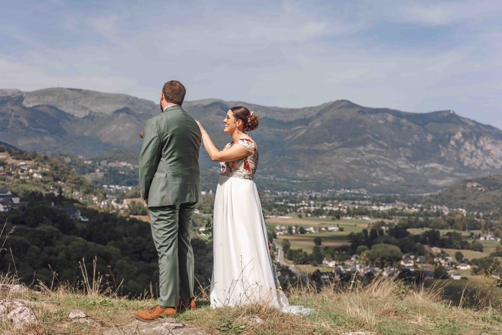 photographe de mariage Pyrénées, first look mariage, photographe Tarbes, photographe Hautes-Pyrénées, photographe Landes, photographe Pays Basque, mariage Sud-Ouest, cérémonie laïque Pyrénées, photo couple mariage nature