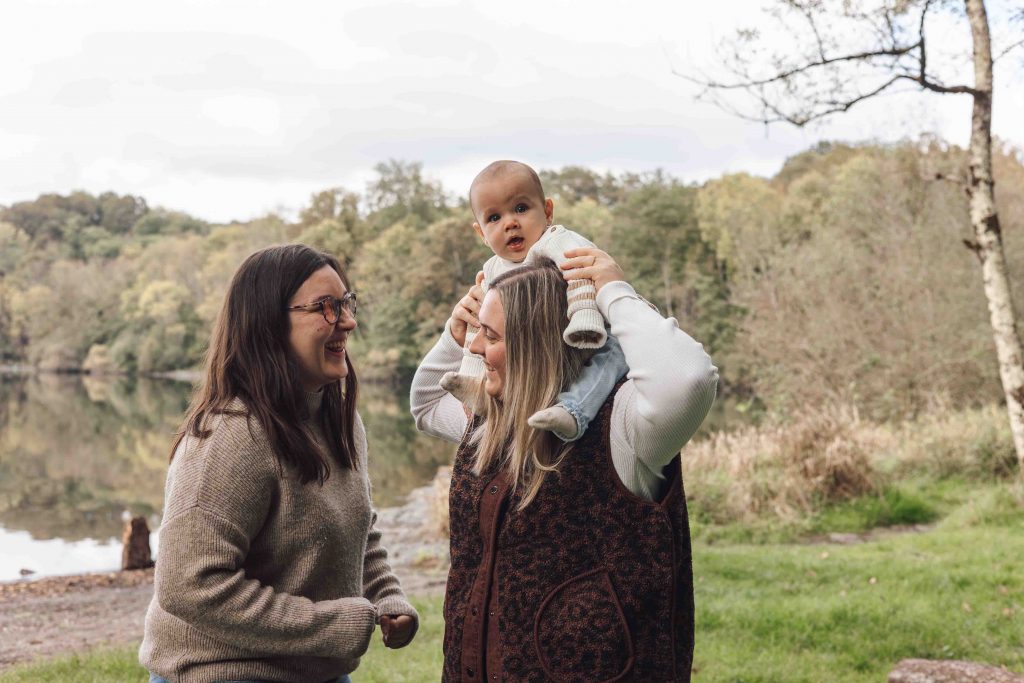 photo de famille au lac de lourdes, photographe couple famille bébé Sud-Ouest, séance photo amoureux forêt, photographe professionnelle à tarbes, Sandrine Afonso, photographe professionnel Tarbes