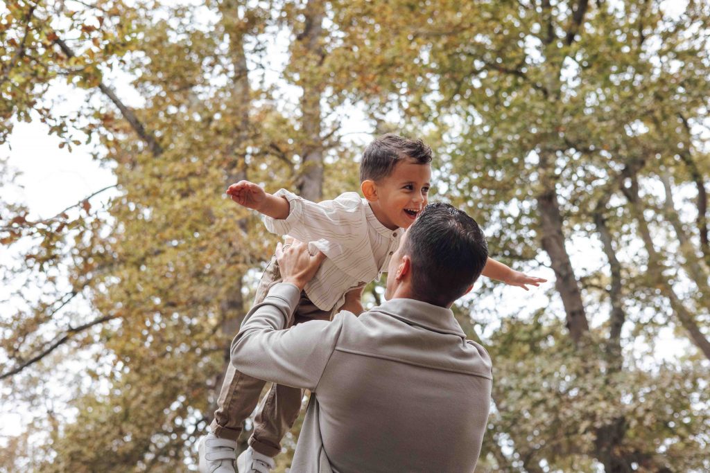 photographe de famille Sud-Ouest, Sandrine Afonso photographe, séance photo père fils Tarbes, photographe professionnel émotions Landes, photographe famille naturelle