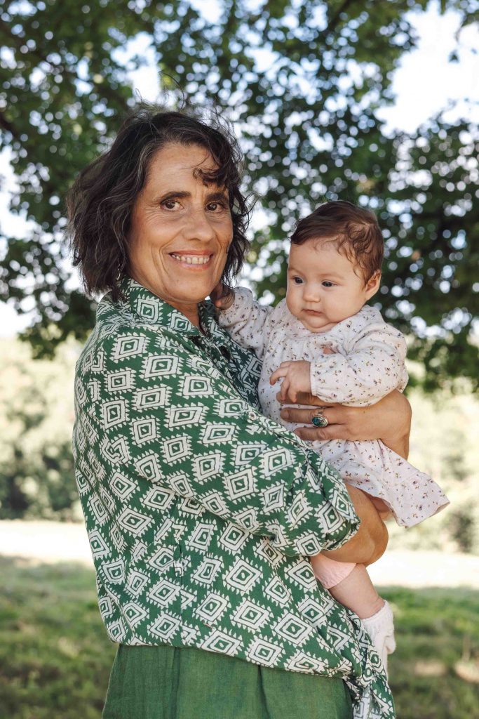photographe de famille Sandrine Afonso, séance photo grands-parents Tarbes, photographe professionnel Sud-Ouest, souvenirs intergénérationnels, photographe émotions