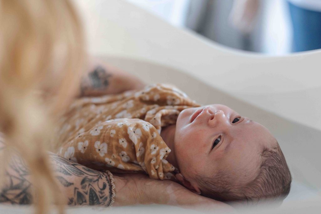 photographe naissance Sud-Ouest, Sandrine Afonso photographe, séance photo bain thalasso thérapeutique Tarbes, photographe professionnel, photographe émotions bébé