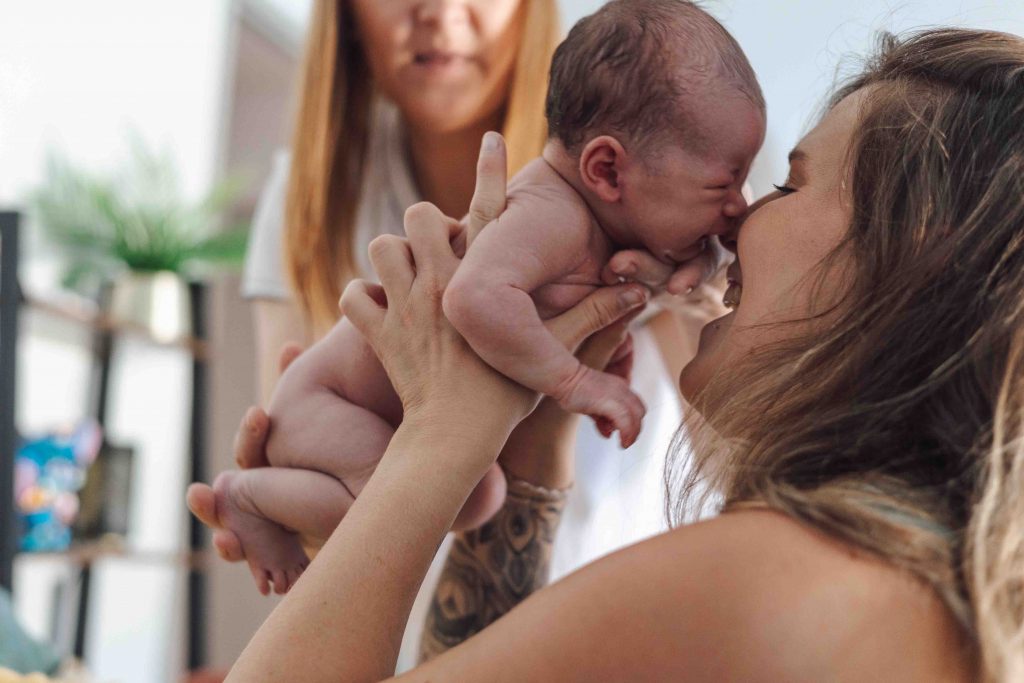 photographe nouveau-né Sud-Ouest, Sandrine Afonso photographe, séance photo bain thérapeutique bébé Tarbes, photographe professionnel naissance Landes, photographe bébé émotions