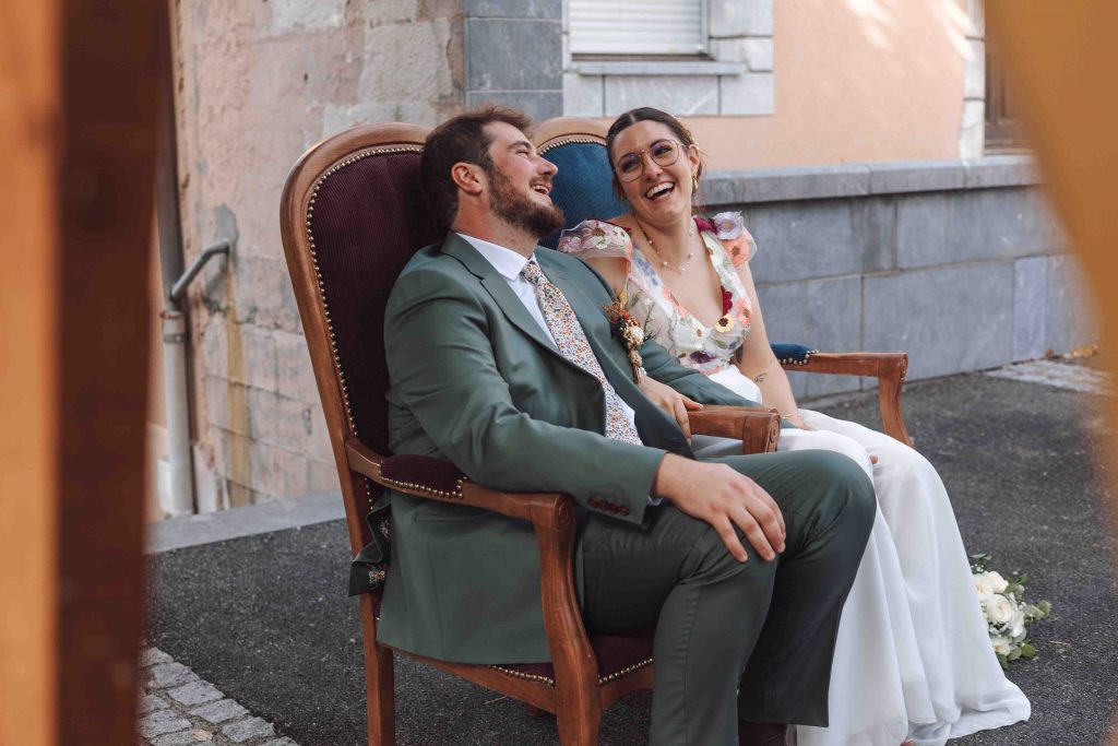 Marine et Bastien partagent un moment complice pendant la cérémonie.