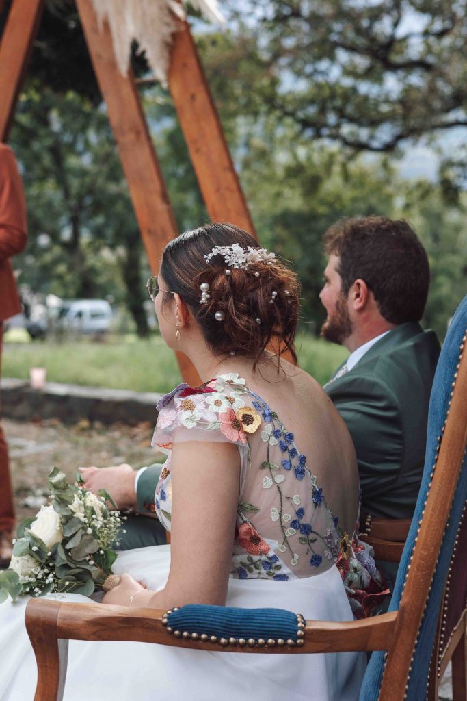 Détails des fleurs et décorations lors de la cérémonie de Marine et Bastien.