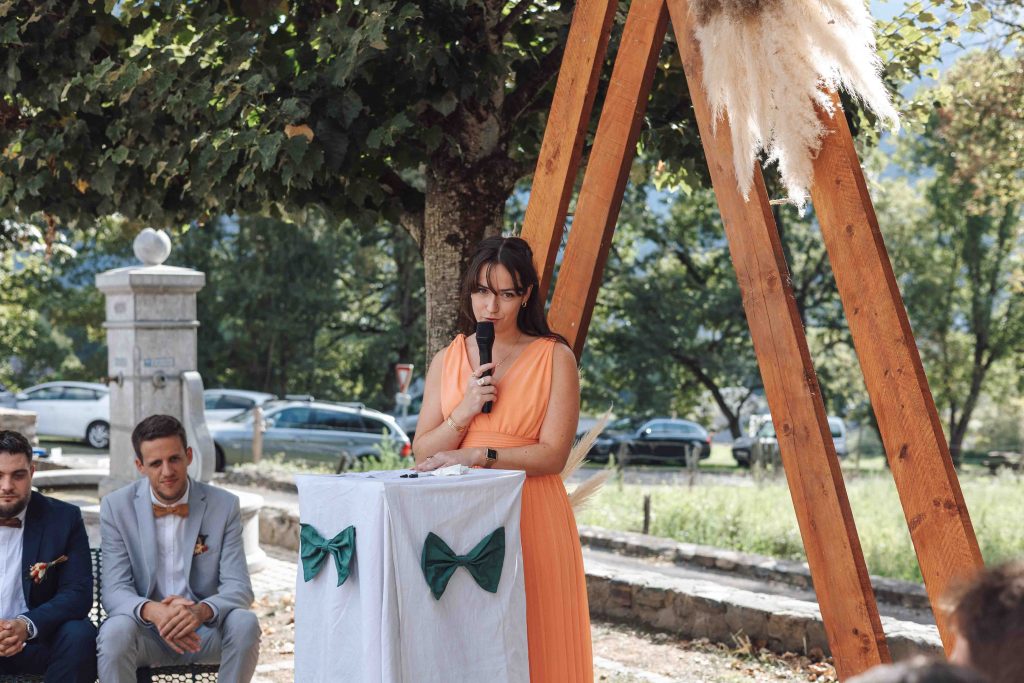 sandrine photographe mariage tarbes Pau Toulouse Portrait d’une témoin prononçant un discours pendant la cérémonie laïque.