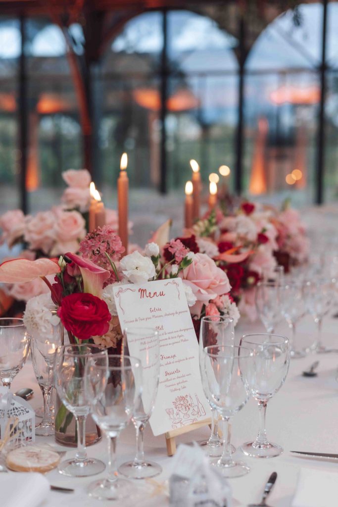 Photographie de décoration de mariage dans le Sud-Ouest : tables, fleurs, ambiance et scénographie. Basée près de Tarbes et Pau, je valorise chaque détail pour sublimer l’univers choisi par les mariés dans les Landes, le Pays Basque et les Pyrénées.