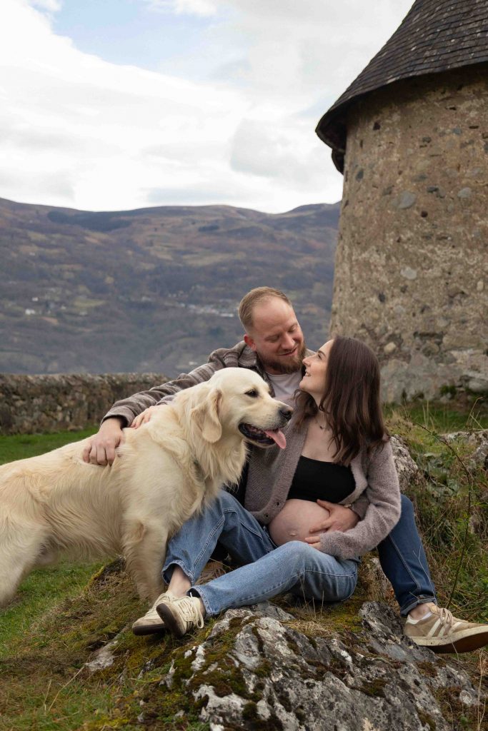 Séance photo grossesse en extérieur dans les Pyrénées avec un chien, réalisée par Sandrine Afonso, photographe de grossesse dans le Sud-Ouest.