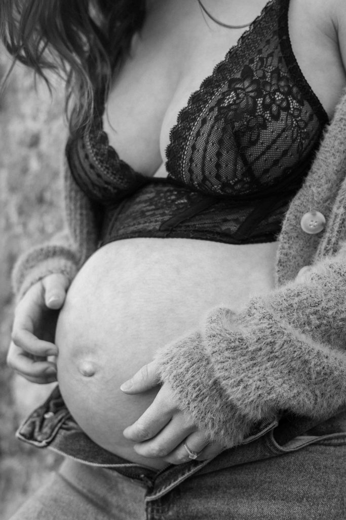 Sandrine Afonso, photographe de grossesse dans le Sud-Ouest, réalise une séance photo grossesse en extérieur, mettant en valeur une future maman dans un décor naturel.