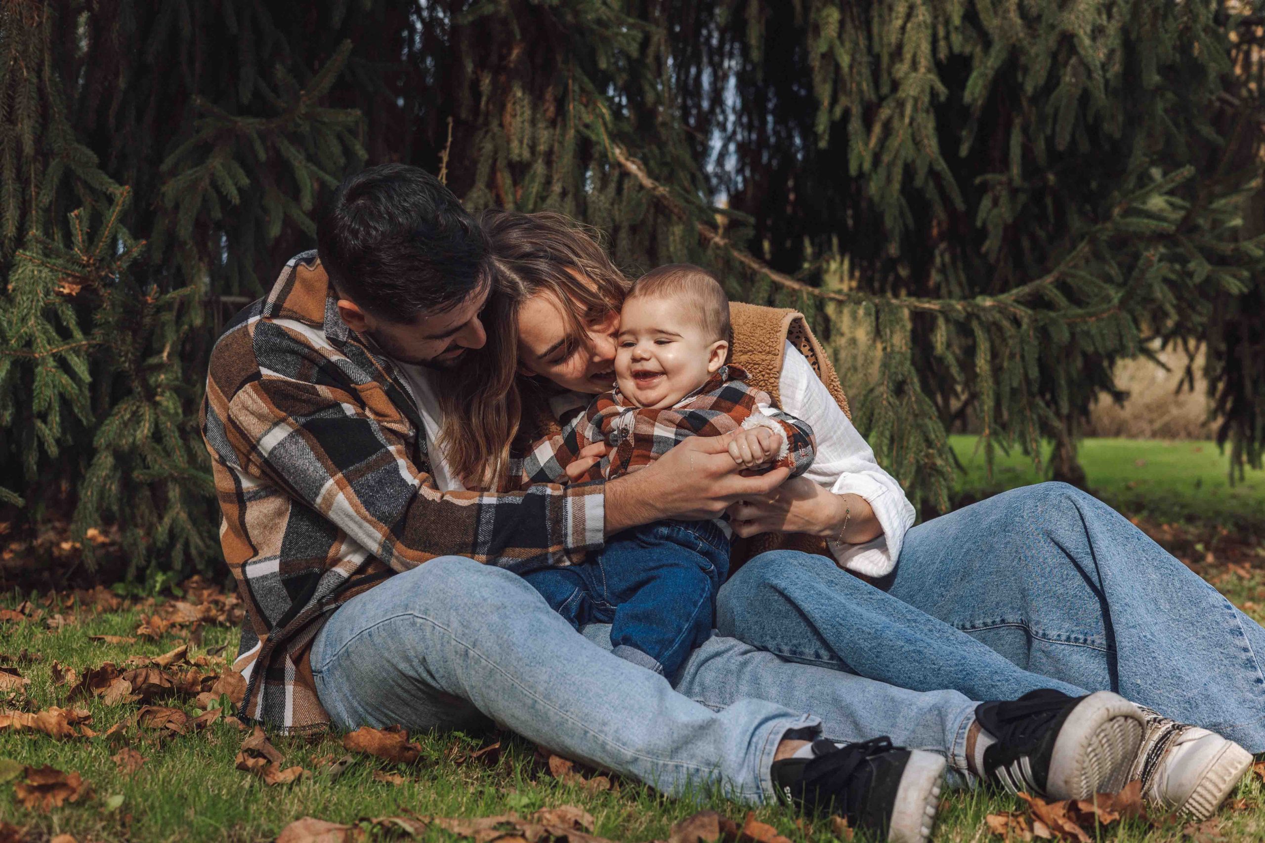 séance photo exterieur en famille Parents et bébé jouant ensemble en automne
