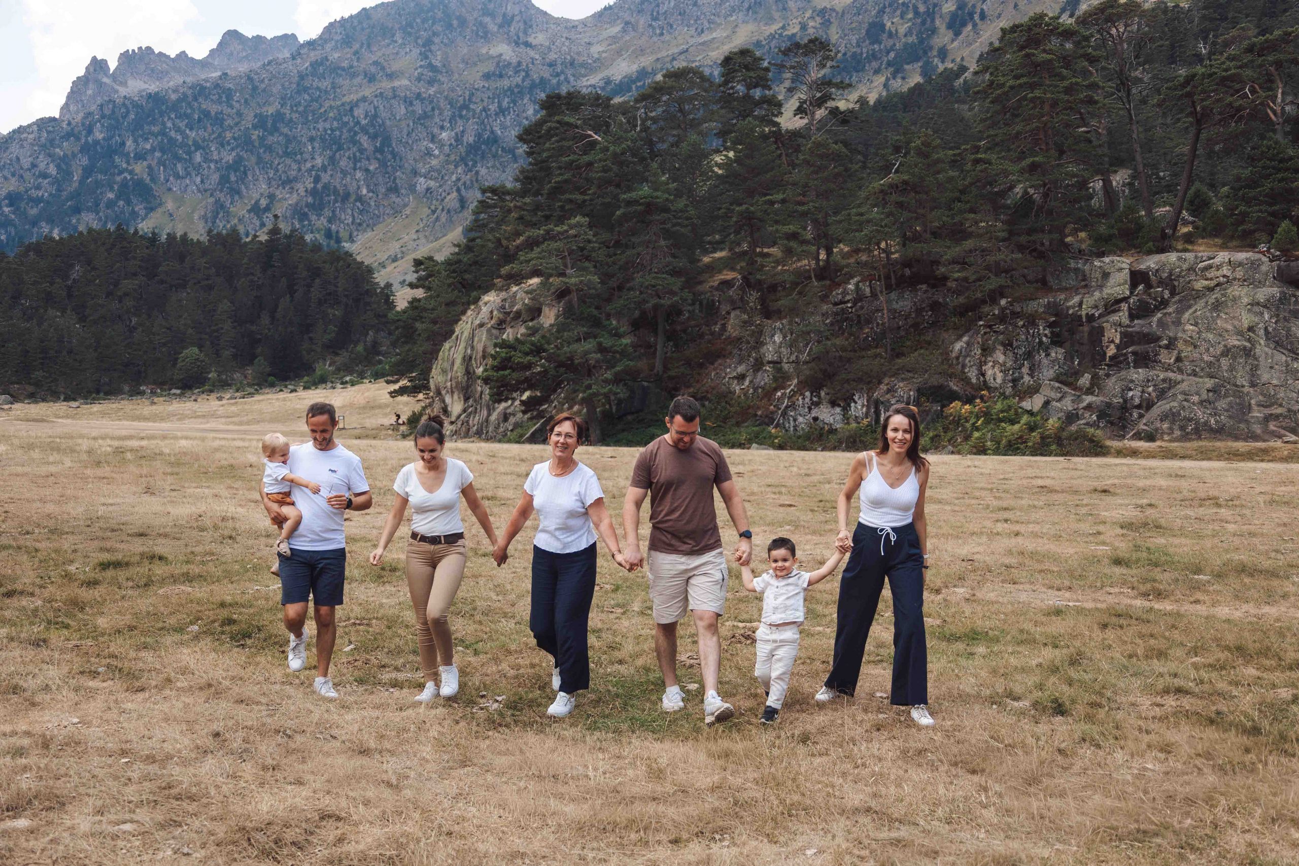 photographe famille cauteret Famille avec deux enfants marchant en montagne lors d’une séance photo dans les Hautes-Pyrénées