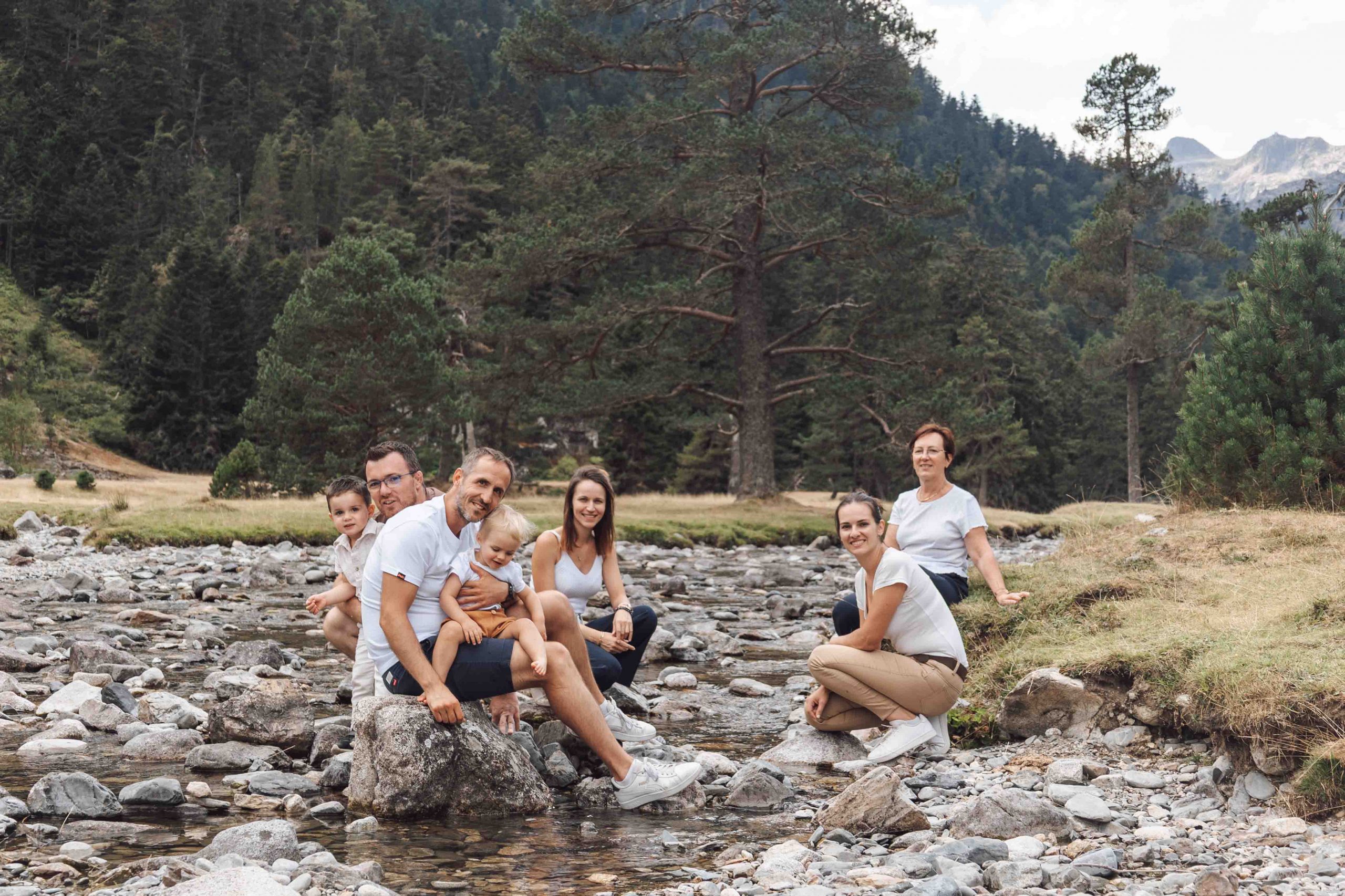 photographe famille pyrénées portrait en montagne lors d’une séance photo au pont d'espagne