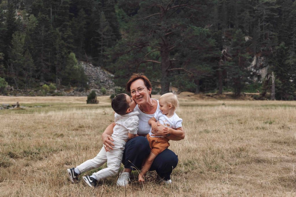Séance photo famille cauteret Grand-mère entourée de ses deux petits-enfants