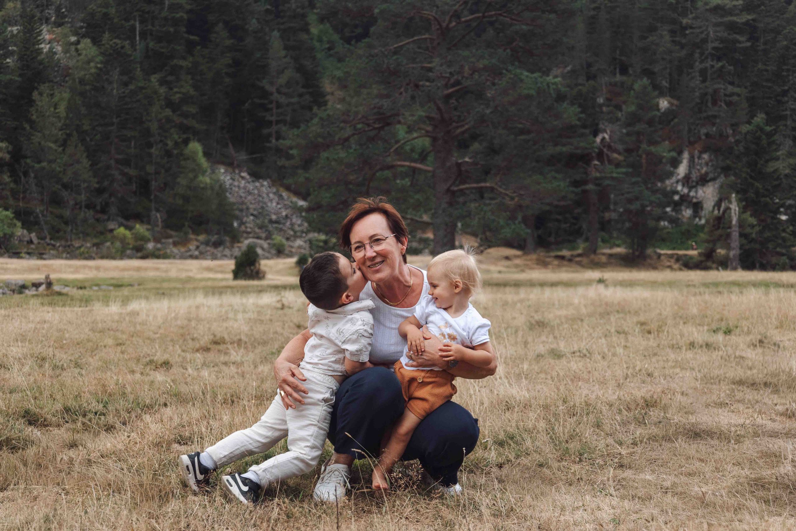 Séance photo famille cauteret Grand-mère entourée de ses deux petits-enfants