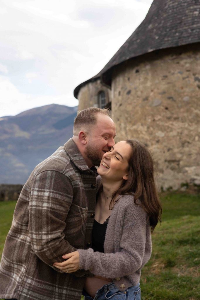 Offrez-vous une séance photo grossesse unique dans les Hautes-Pyrénées, à Tarbes, Lourdes ou Bagnères-de-Bigorre. Des portraits naturels et authentiques, en extérieur ou à domicile, pour immortaliser la beauté de votre maternité. Idéal pour garder des souvenirs précieux et partager ce moment unique en famille. Séance photo grossesse personnalisée, lumière douce, poses naturelles et cadre inspirant dans le Sud-Ouest.