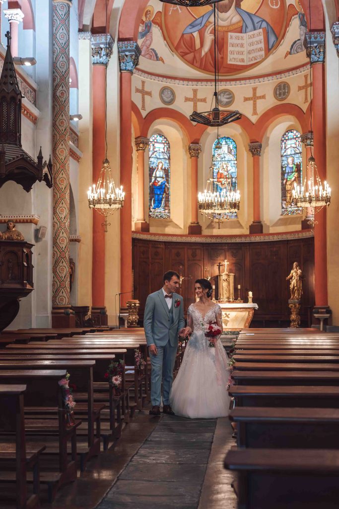 Photographe mariage lifestyle 65, marche des mariés vers la sortie d'église