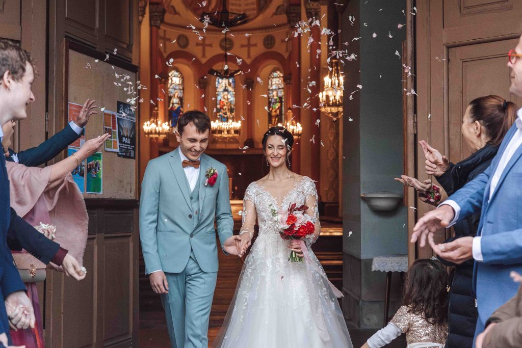 reportage de mariage à Ossun sortie d'église émouvant