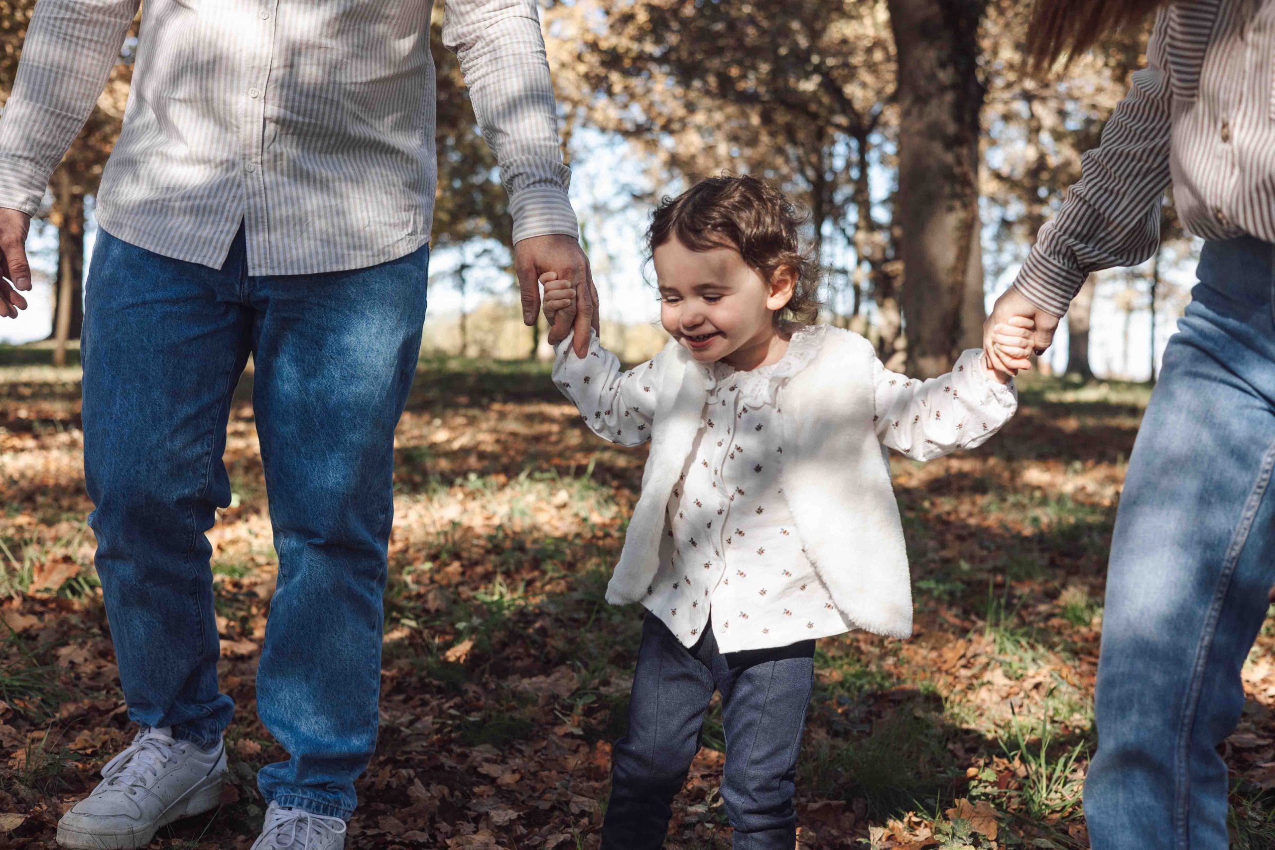 photographe famille Tarbes complicité parents enfant en forêt