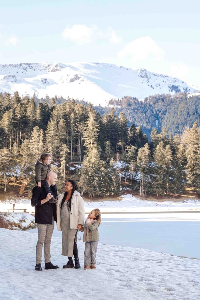 séance photo famille Payolle une famille dans le décor enneigé