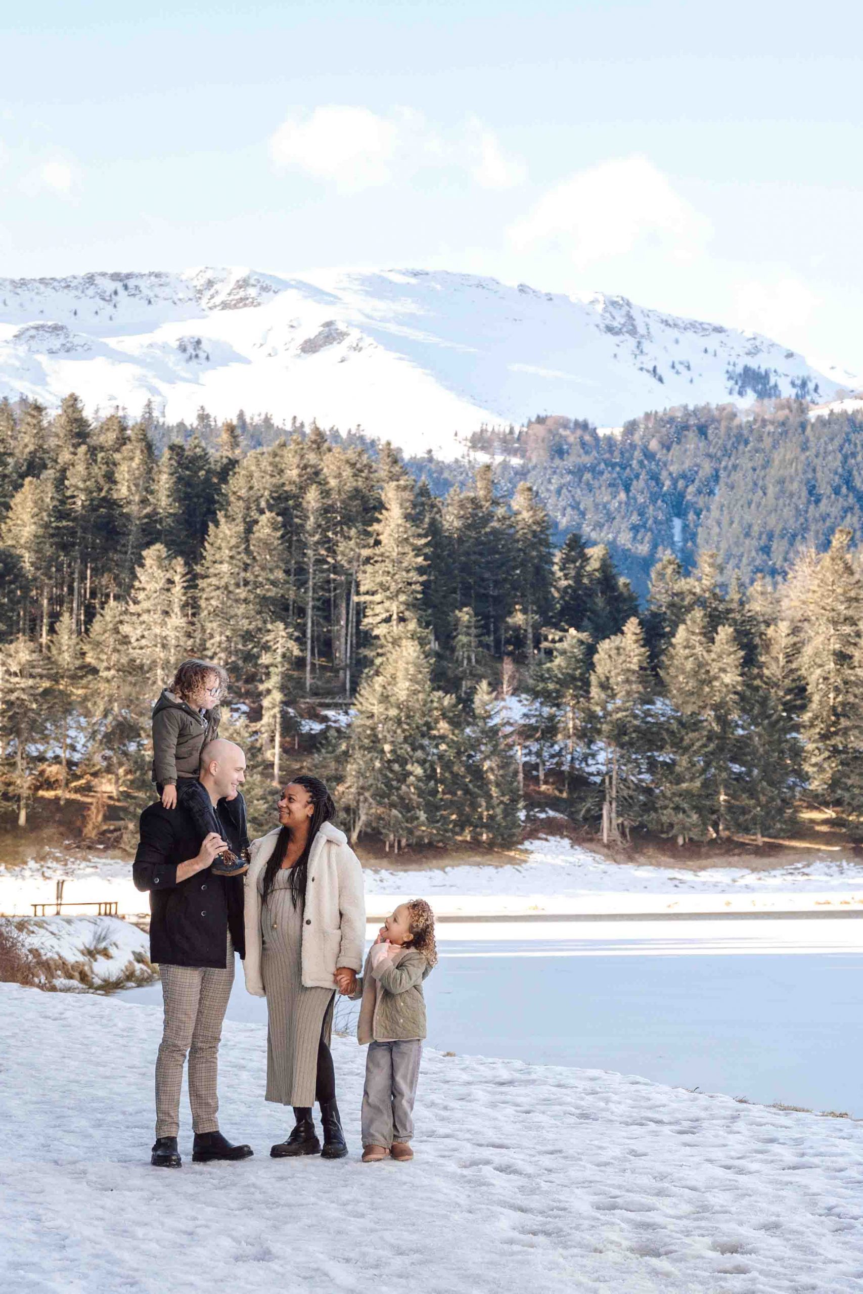 séance photo famille Payolle une famille dans le décor enneigé