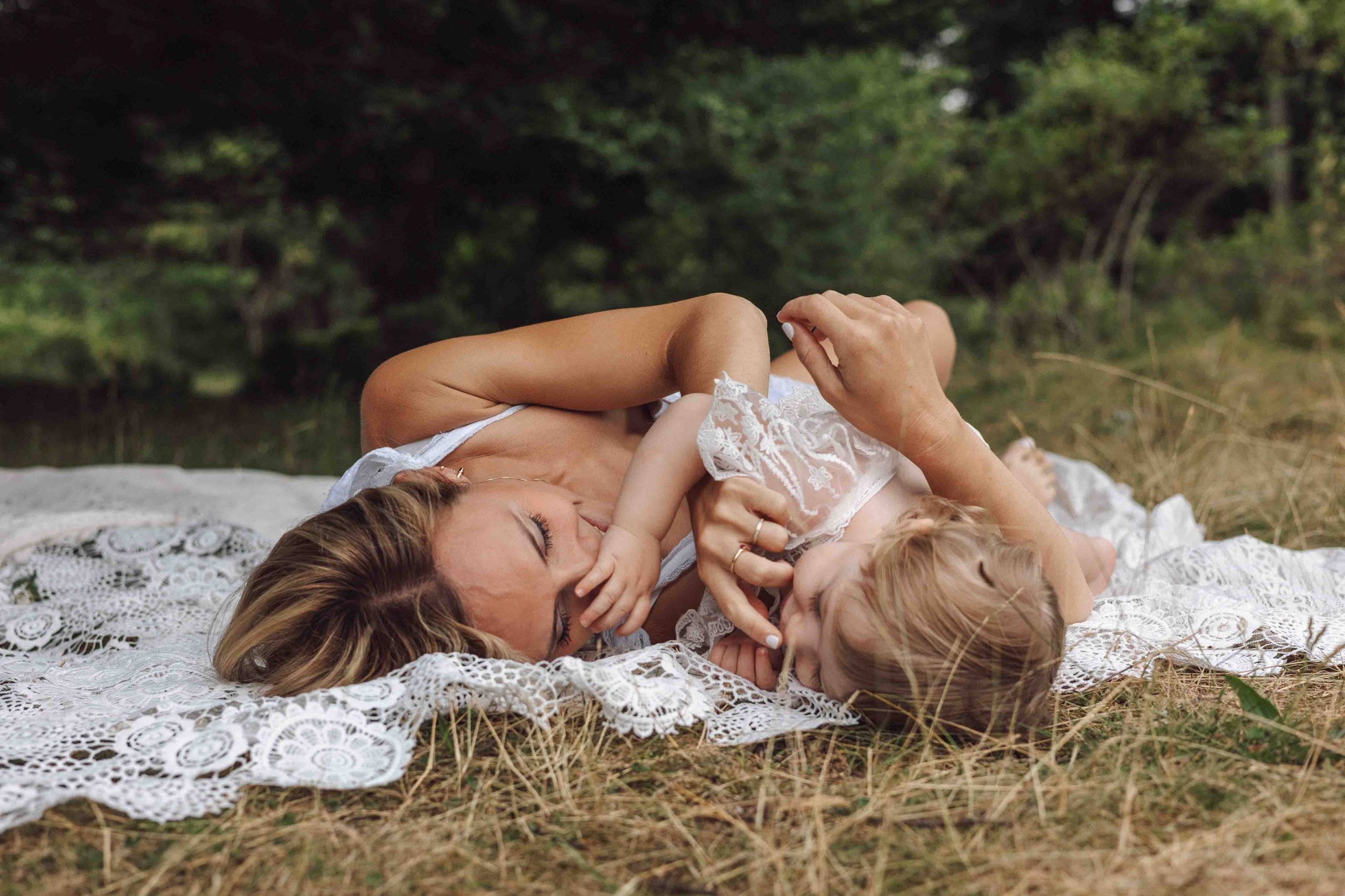Photographe famille Payolle – Mère et fille souriantes et complices lors d’une séance photo en montagne dans les Pyrénées