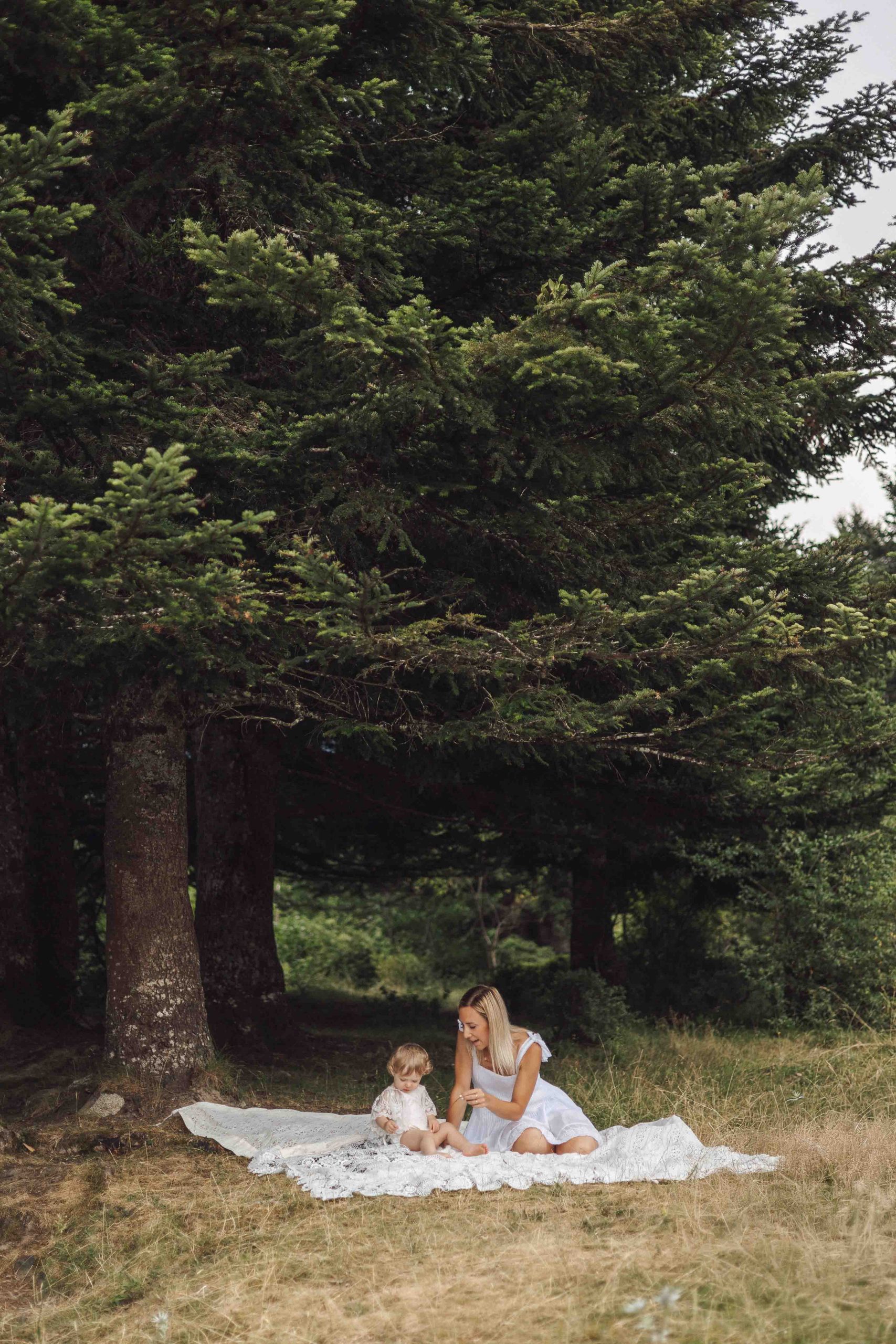 photographe maman bébé Hautes-Pyrénées séance douce et tendre dans les sapins de payolle
