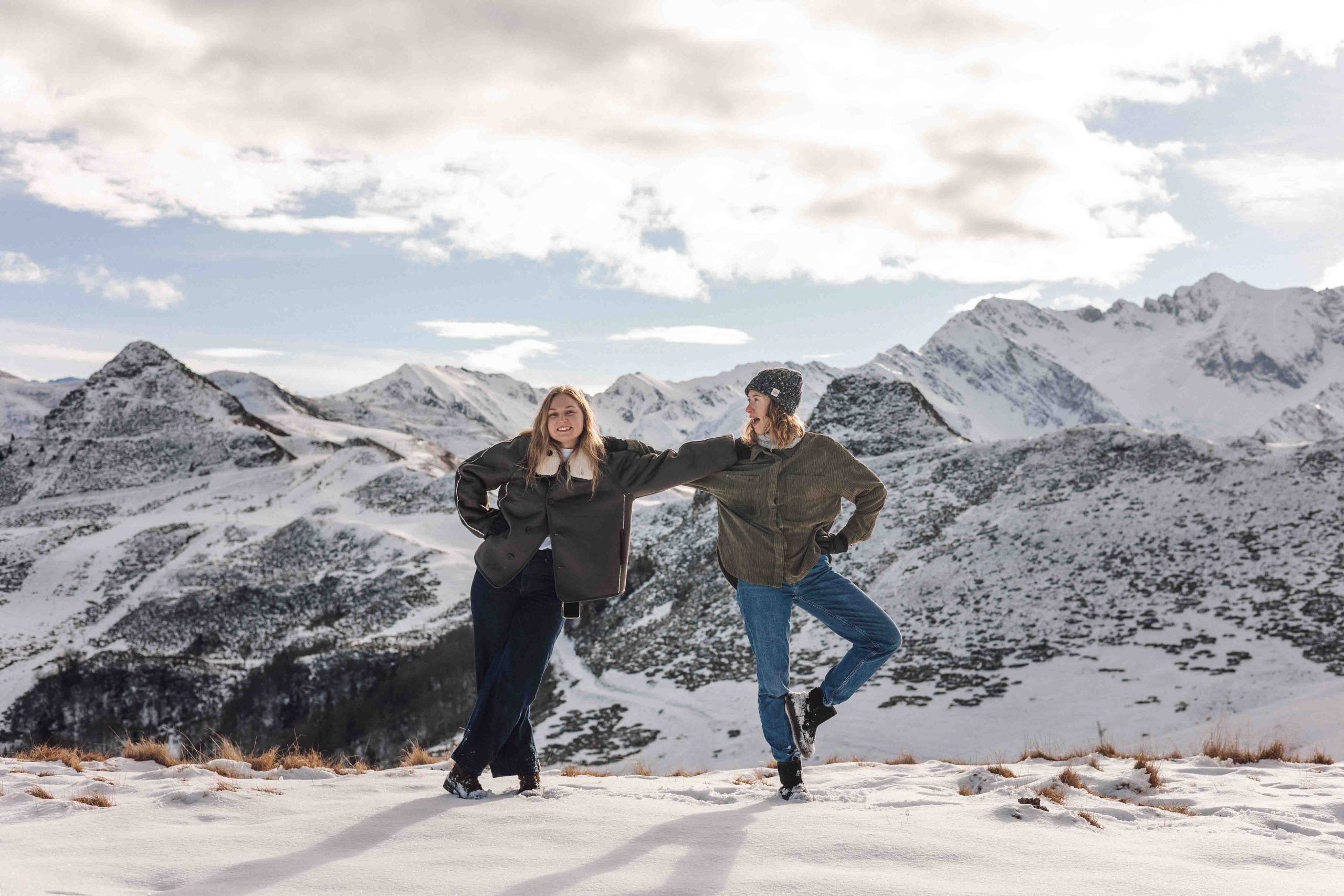 Photographe famille Haute-Pyrénées, portrait de deux soeurs lors d'une séance photo famille