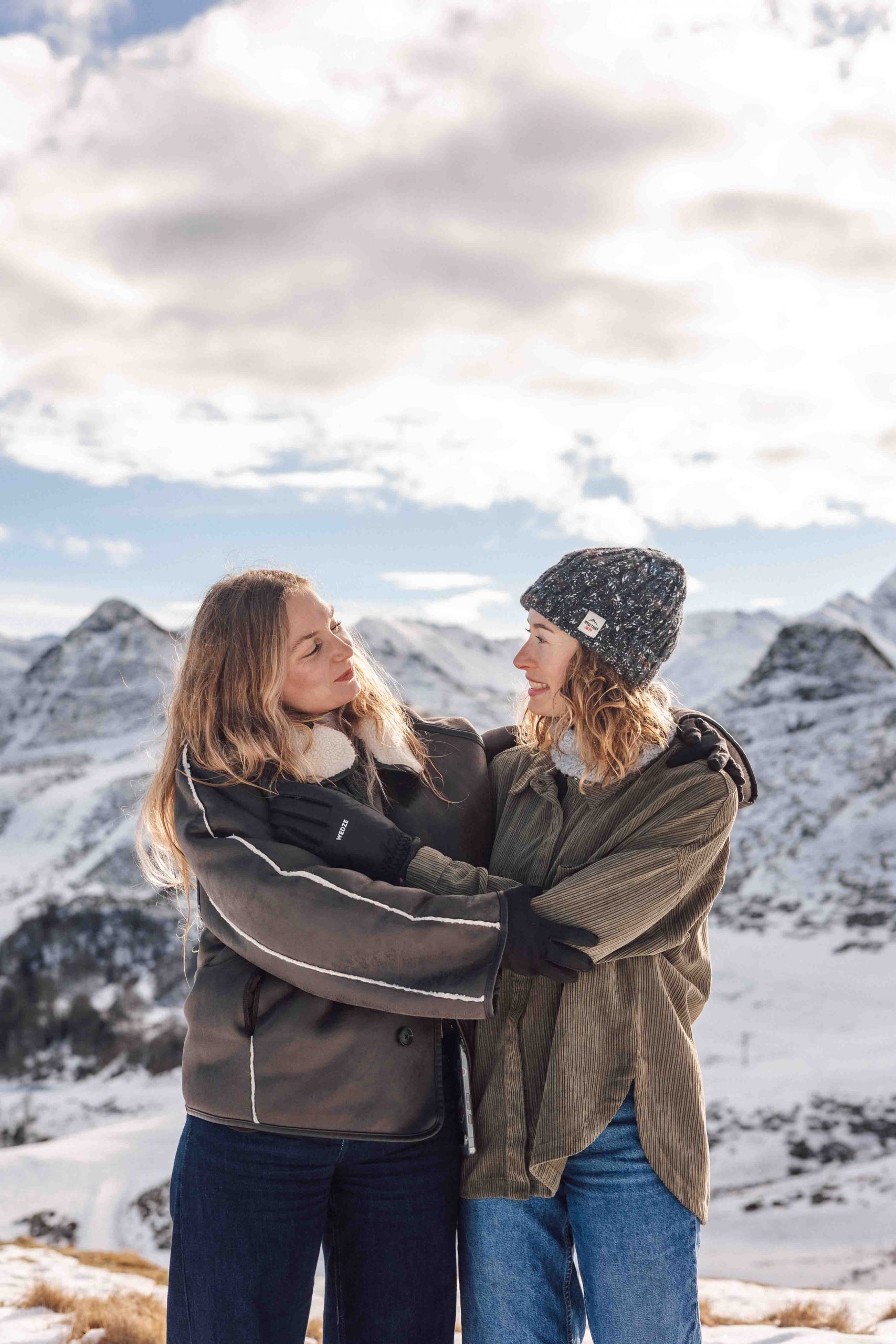 séance photo famille à Hautacam complicité de deux soeur qui se regardent