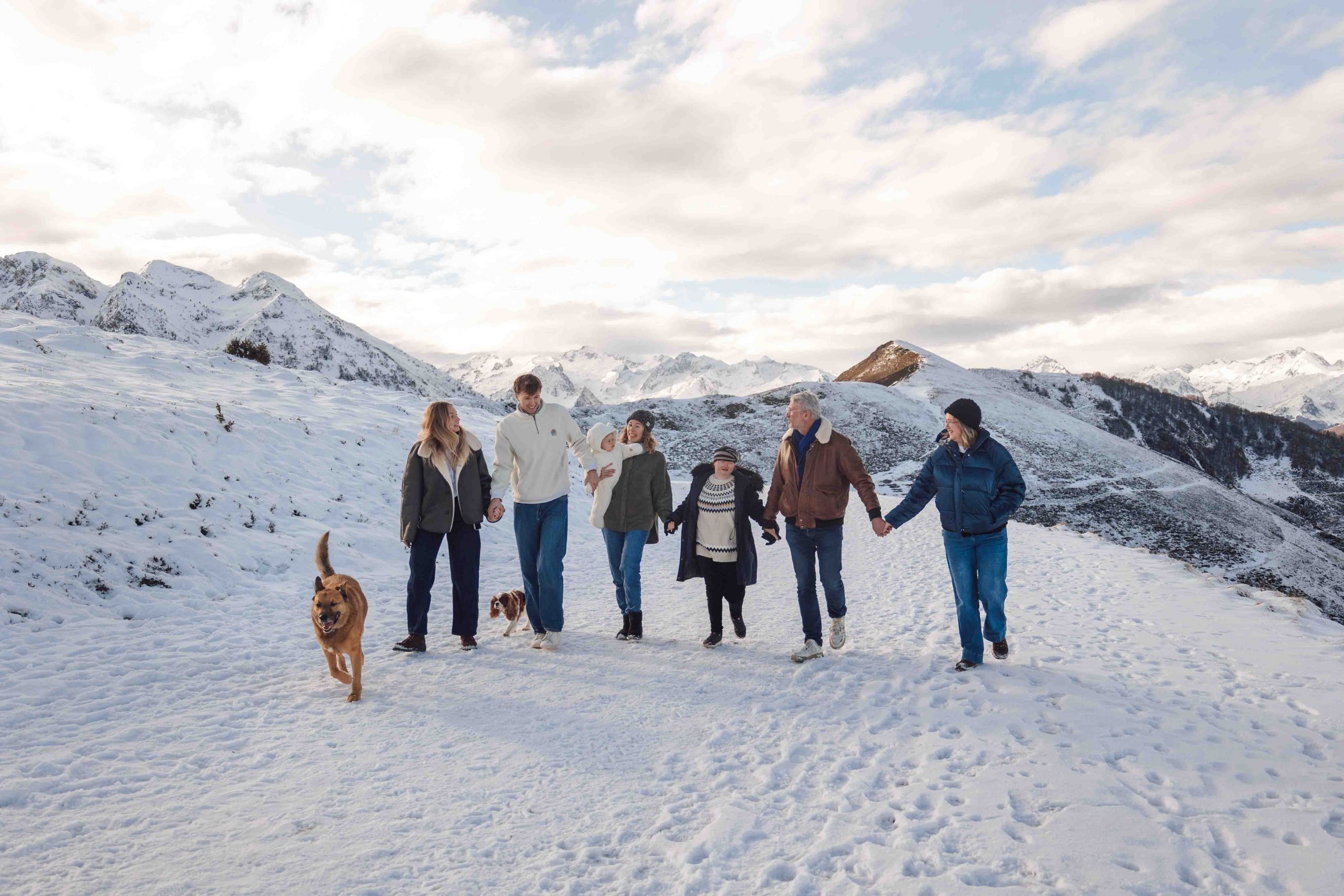 photographe famille argeles gazost portrait d'une famille à 6 à Hautacam