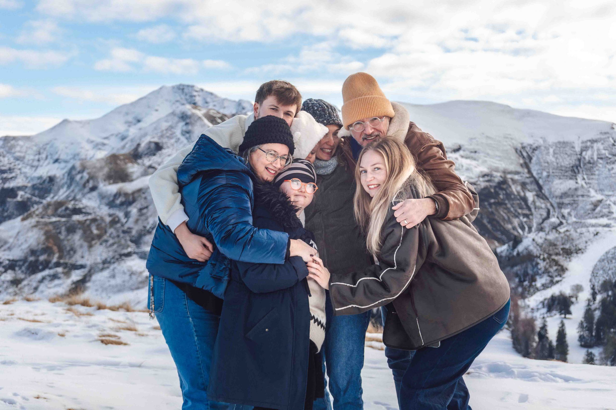 éance photo famille hautacam, Grande famille réunie en montagne lors d’une séance photo dans les Pyrénées