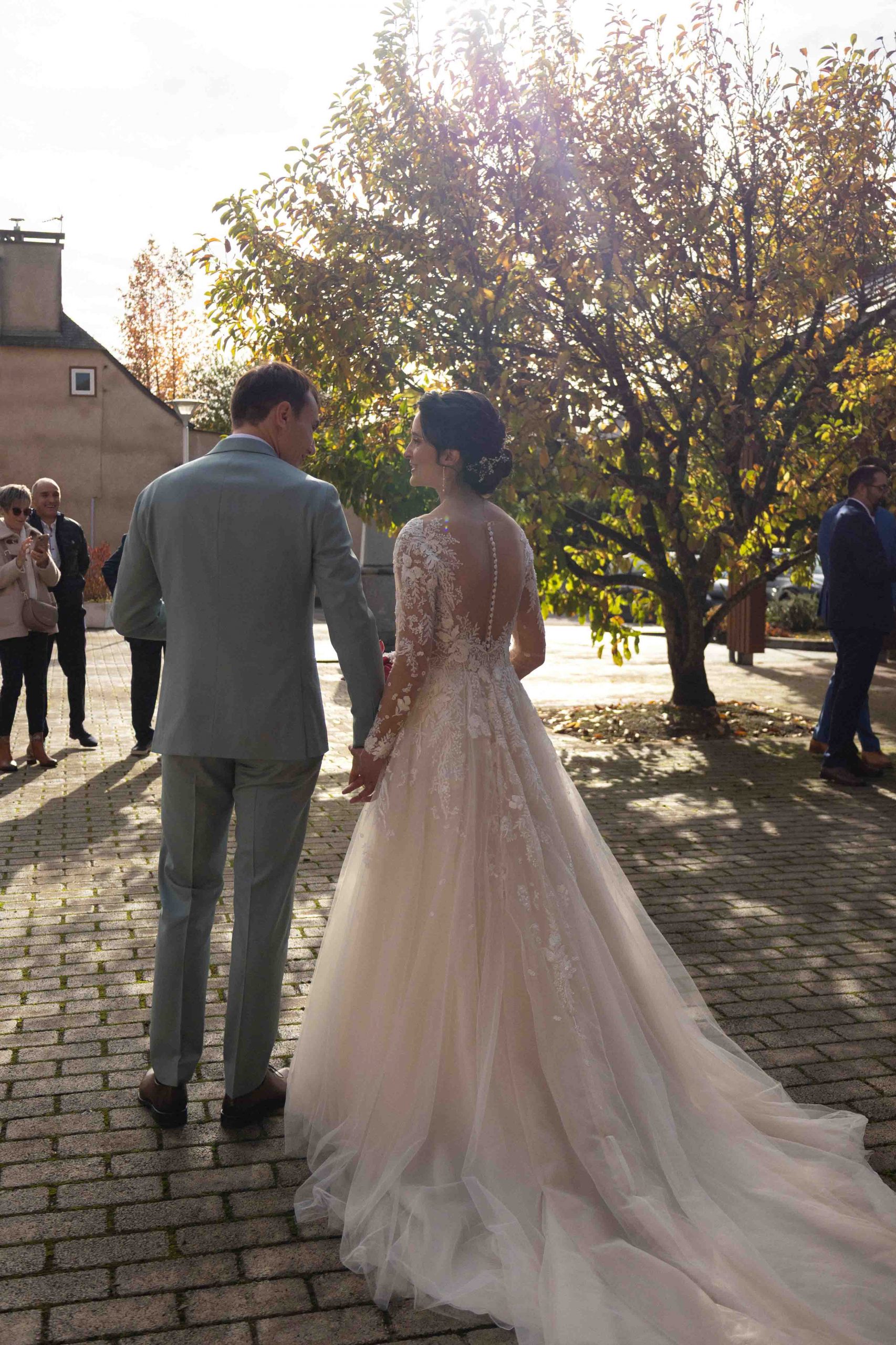 photographe mariage sud ouest Sortie de la mairie de Visker des mariés Aurélie et Louis