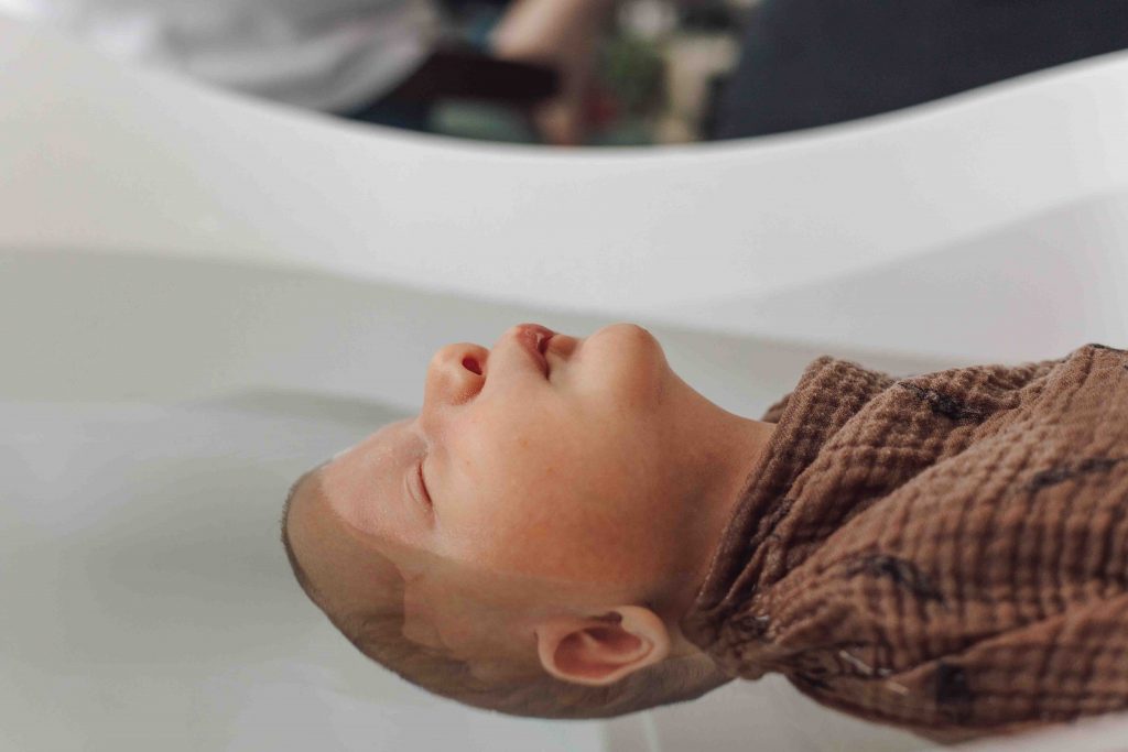 photographe bébé bain thérapeutique bébé reportage naissance nouveau-né apaisé