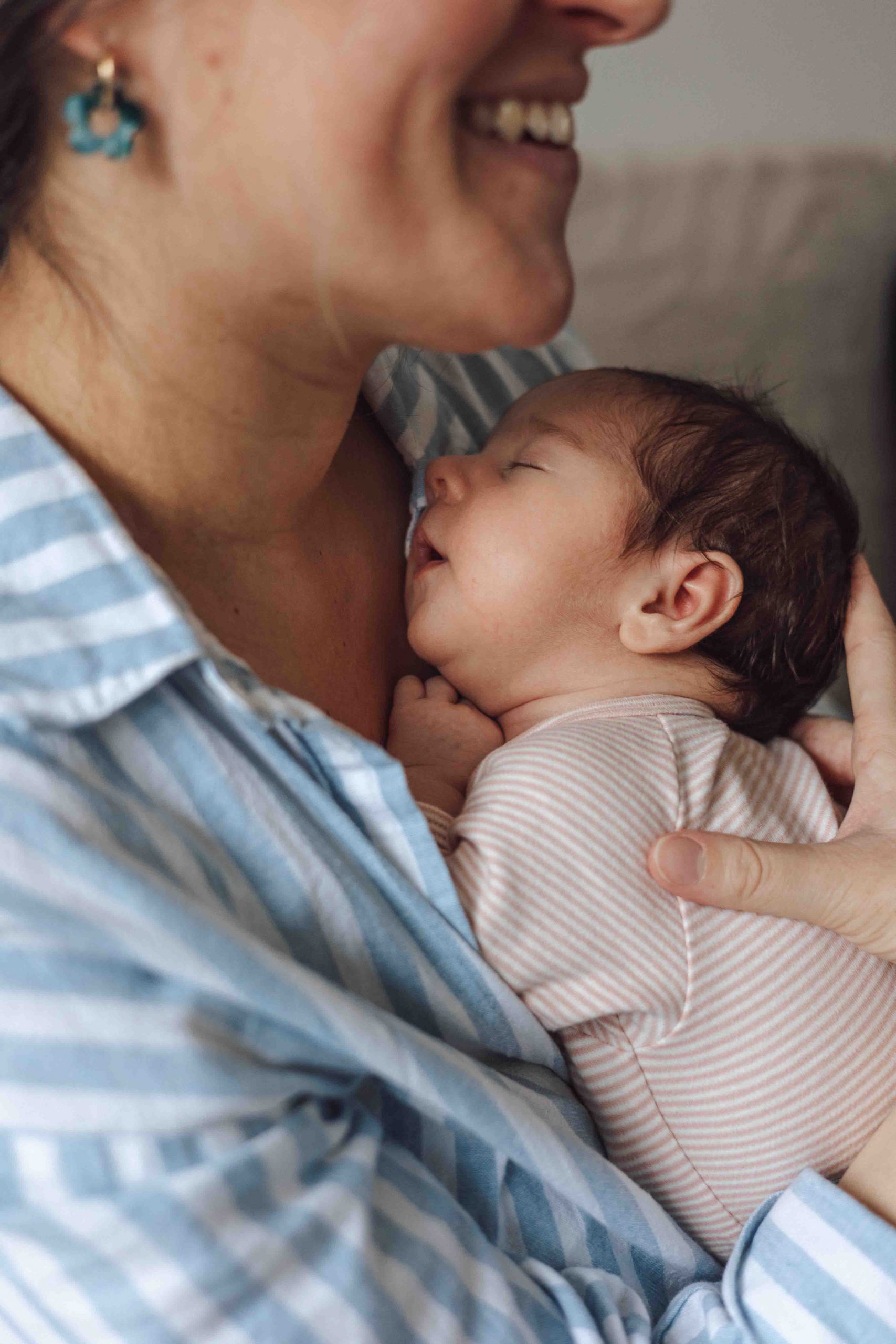 photographe bébé maman bébé câlin reportage naissance bain thérapeutique