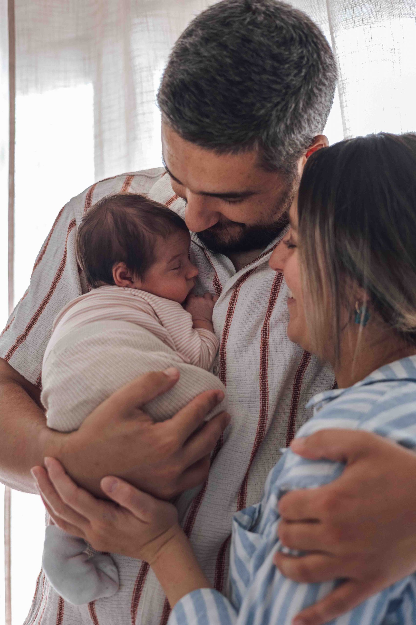 photographe bébé peau à peau papa bébé reportage naissance émotion