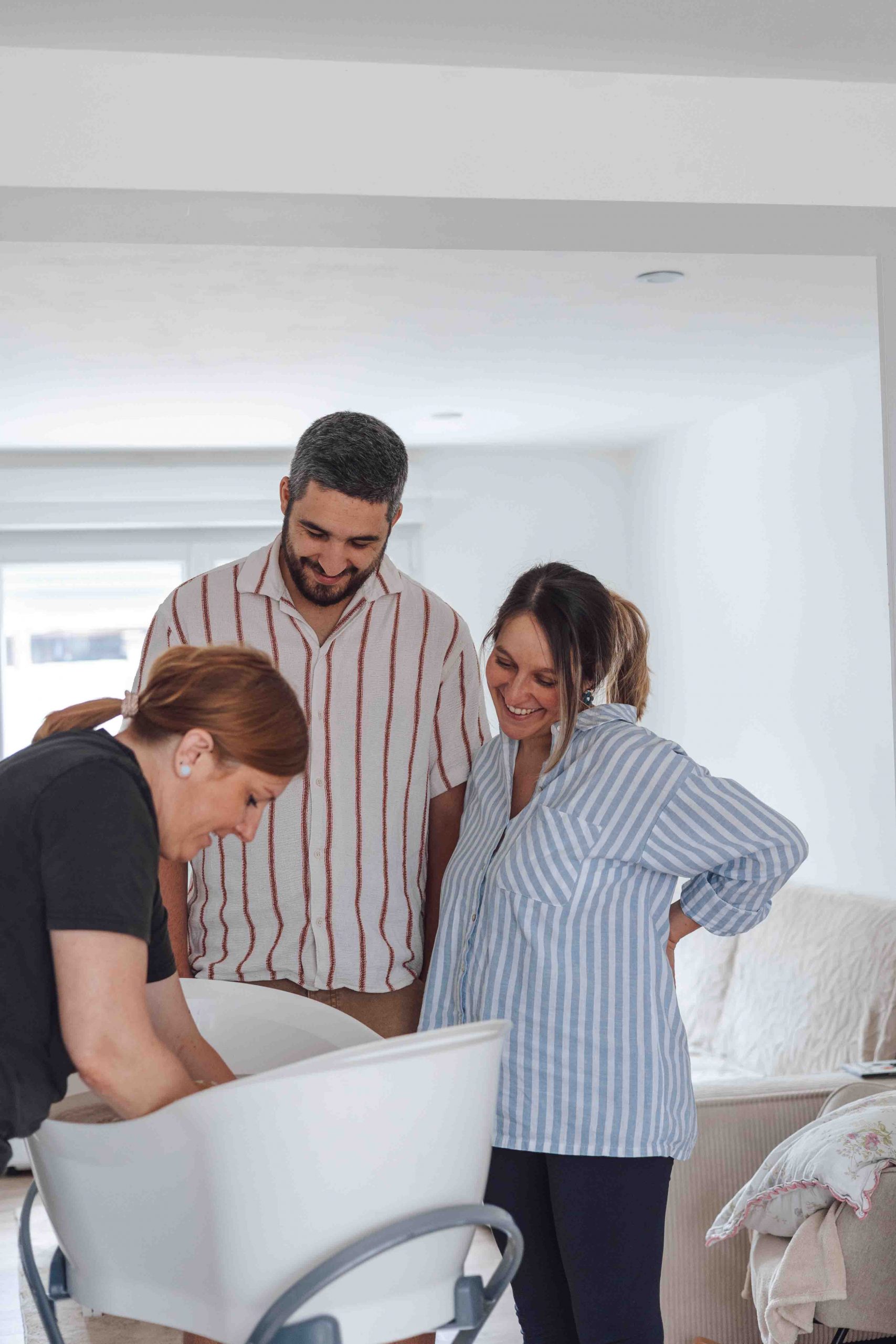 photo naissance tarbes bain thérapeutique bébé avec puéricultrice Clara photographe bébé