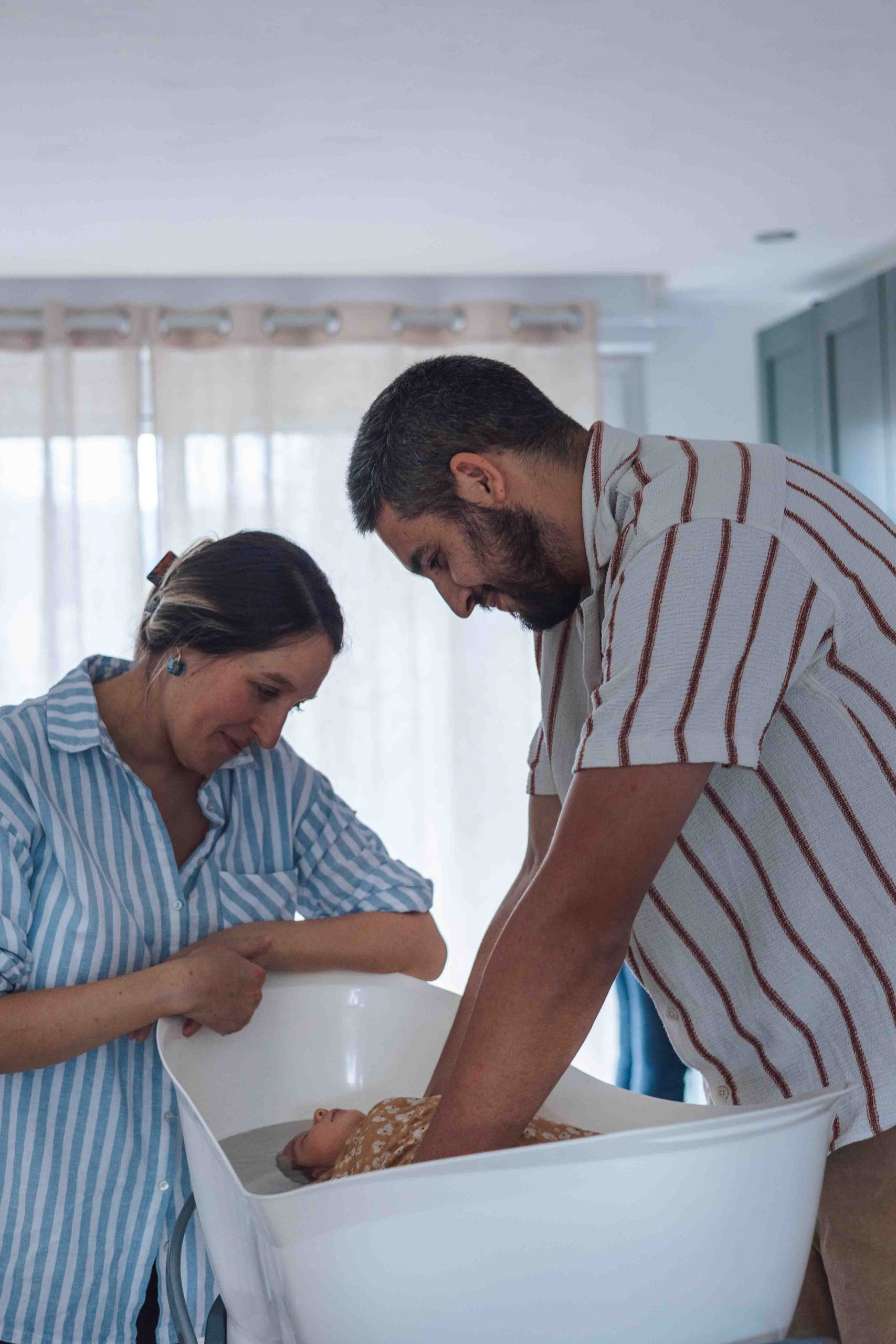 photographe bébé reportage naissance parents bain thérapeutique bébé participation parents