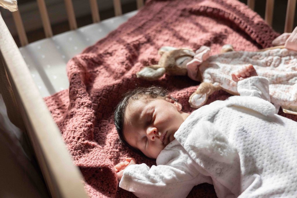 reportage naissance domicile maman bébé lumière naturelle photographe bébé